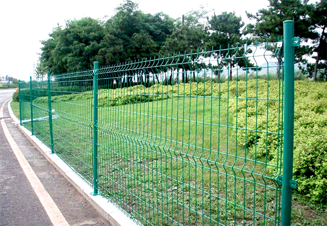 Dipped plastic guardrail net
